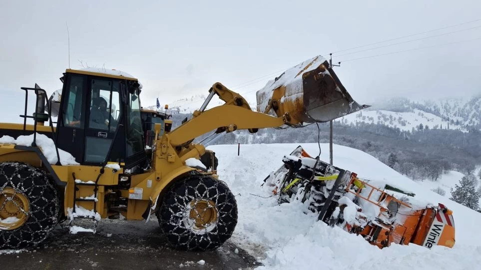 Χάος από την κακοκαιρία: Αποκλεισμένοι δρόμοι από το χιόνι και πλημμύρες στον Αλφειό